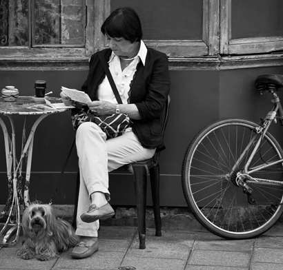 Woman_reading_mail_paris_street.jpg
